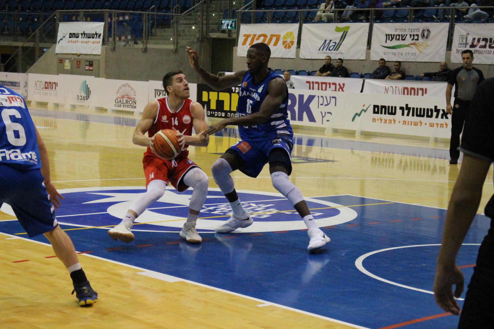 עדי כהן סבג בפעולה מול רעננה. עלה מהספסל, קלע 15 נקודות ומסר שבעה אסיסטים (צילום: חן אזרן)